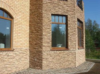 Применение декоративного камня для отделки фасада дома